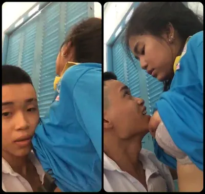 2 nữ học sinh nắc trong lớp học