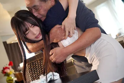 Bố chồng biến thái cưỡng dâm người tình của con trai rồi còn bắn cả vào trong