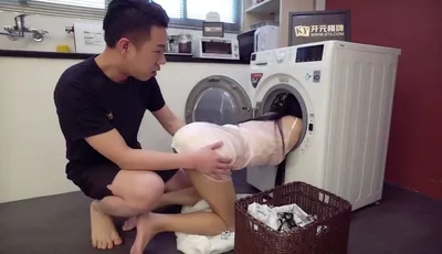 đụ từ phía sau cô bạn ở cùng phòng bị kẹt trong máy giặt