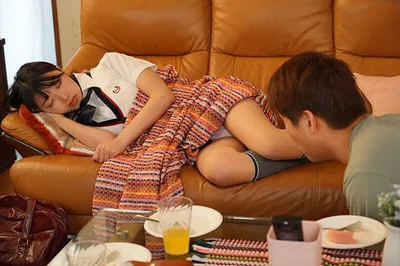 Chàng trai trộm nhìn quần lót người yêu người tình đang ngủ thì bị phát hiện