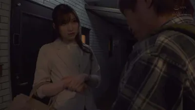 Cô nàng nhà bên tốt bụng mời vào nhà vì mất chìa khóa