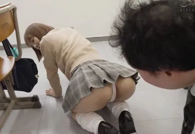 Chiếc váy ngắn lộ quần lót lọt khe của em nữ học sinh nứng lồn lờ