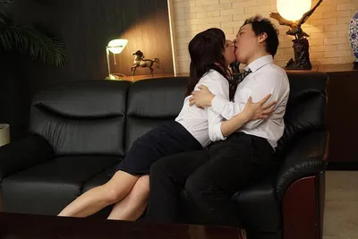 Cô vợ dối chồng yêu tăng ca để ở lại làm tình với sếp