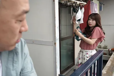 Gã nhà sát bên chuyên soi mói và cặp bà xã chồng yêu thường xuyên rên la quá to