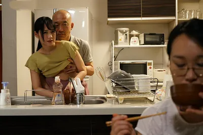 Anh xã chịch con gái riêng của người vợ khi biết người vợ không thể sinh con cho mình