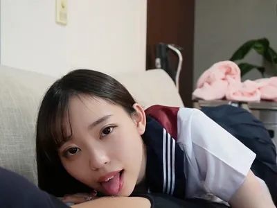 Nữ sinh ngây thơ bị tên ba cóc chọc chuối giả vào lồn