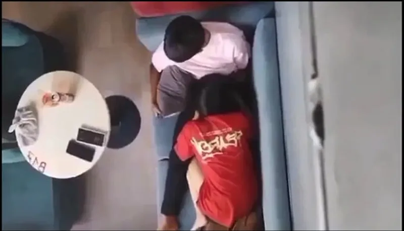 Quay lén tình nhân bú liếm cho em người yêu nơi công cộng