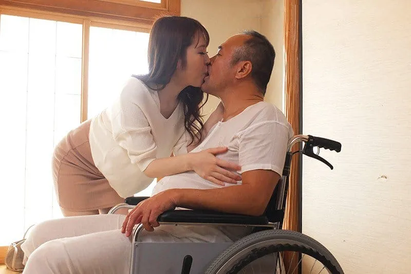 Bạn gái của con trai hiếu thảo chăm sóc bố chồng tàn tật