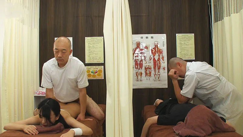 Dẫn cô bạn gái đi mát-xa rồi bị chịch cạnh bên mà không hề hay biết