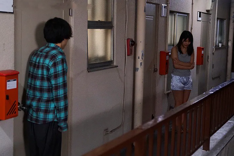 Bí mật vụng trộm với người phụ nữ hàng xóm cãi nhau bị chồng đuổi ra cửa