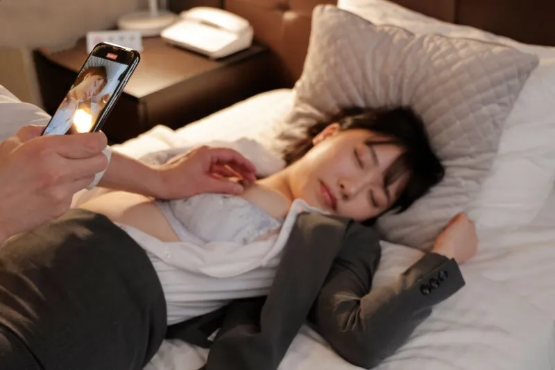 Chuyến công tác với kẻ xuất chúng quấy rối ở công ty, cô gái bị chuốc thuốc ngủ