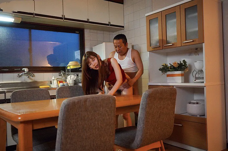 Cục vàng bị gã chồng mới của mẹ chịch mỗi ngày, cho dù đã có người yêu