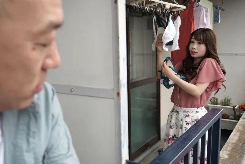 Gã nhà sát bên chuyên soi mói và cặp bà xã chồng yêu thường xuyên rên la quá to