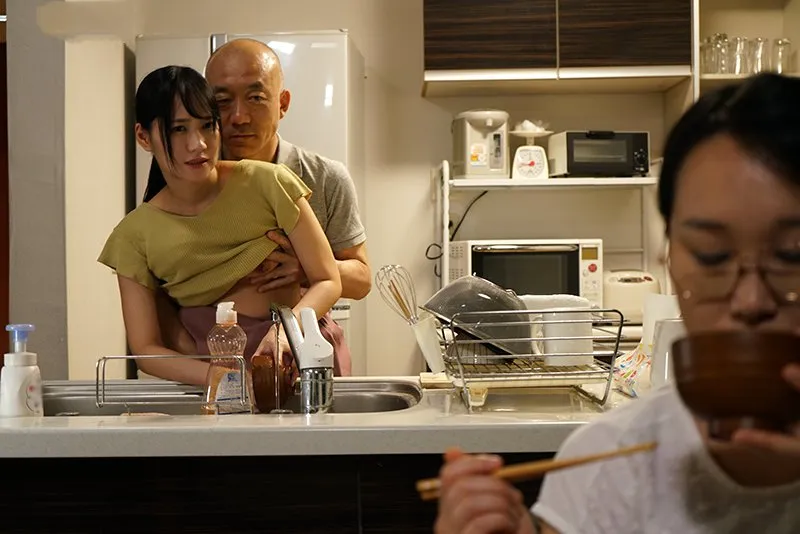 Anh xã chịch con gái riêng của người vợ khi biết người vợ không thể sinh con cho mình