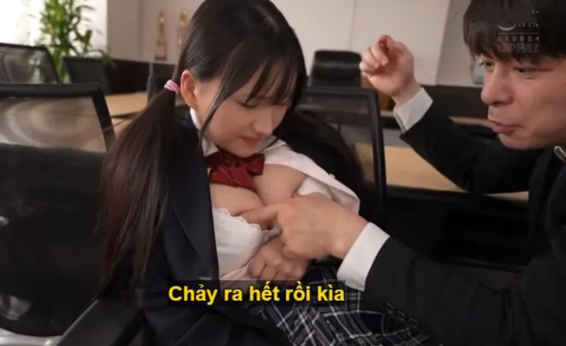 Trong suốt 3 năm, thầy giáo đã rèn luyện cô học trò ngực xinh đẹp thành "chiếc bình đựng tinh".