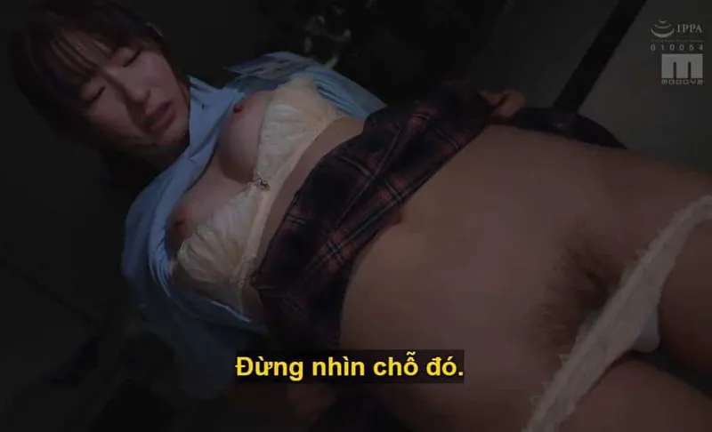 Người sếp trên lập mưu thân mật với cô nhân viên dưới quyền kiêu kỳ lười nhác, suốt ngày chỉ chăm chăm chat chit cùng người yêu.
